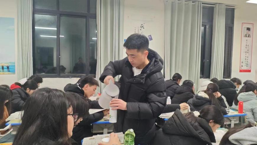 四海一家打一个生肖,没有人能在北京的风里拥有发型,公开决策资料解释落实_静态版V8.60
